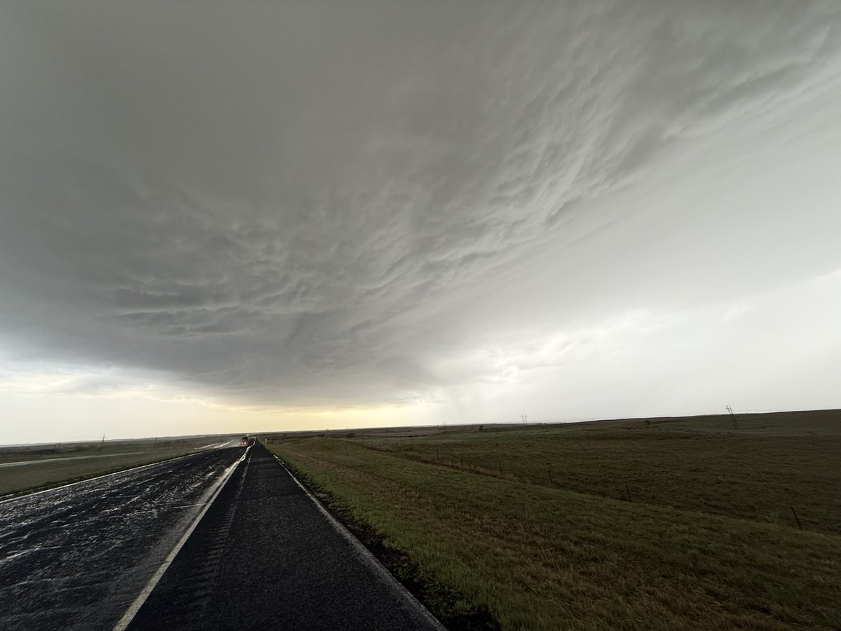 trevorleeper's tweet photo. Pea sized hail between Wellington and Shamrock @NWSAmarillo https://t.co/S5TpCTzMal