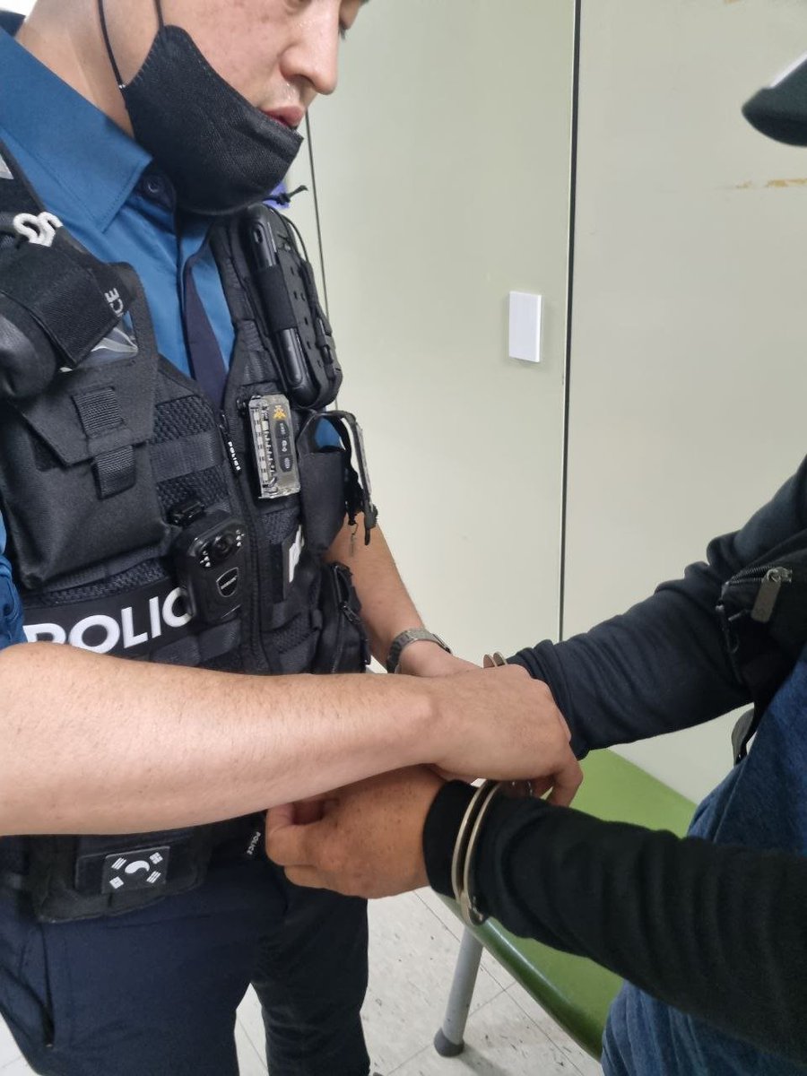 피해자가 가해자 앞에서 체포. 미등록 이주노동자가 10년 일하고 퇴직금과 연차수당을 받으려 경기고용노동청에서 조사 받았는데, 사장 아들이 경찰 불러 체포됨. 아들은 경찰 보는 앞에서 피해자 폭행. 근로감독관들은 수수방관. 출입국에 인계, 추방 예정. 대단한 K- 민주주의. (고기복 페이스북)