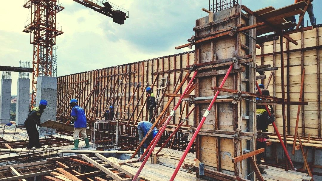 date_africa's tweet photo. 🇨🇲Cameroun : Poutre de transfert massive en béton coulé sur place de 3,5 m de profondeur dans le projet d'hôtel KRYSTAL PALACE à Yaoundé.
#utdayaoundé #utdacameroun #utdainfo #utdakrystal_palace #utdahôtel https://t.co/OwSBvX52Dr