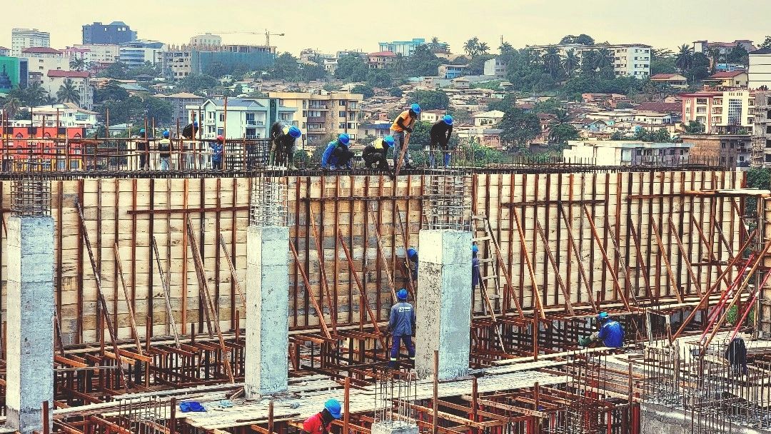 date_africa's tweet photo. 🇨🇲Cameroun : Poutre de transfert massive en béton coulé sur place de 3,5 m de profondeur dans le projet d'hôtel KRYSTAL PALACE à Yaoundé.
#utdayaoundé #utdacameroun #utdainfo #utdakrystal_palace #utdahôtel https://t.co/OwSBvX52Dr
