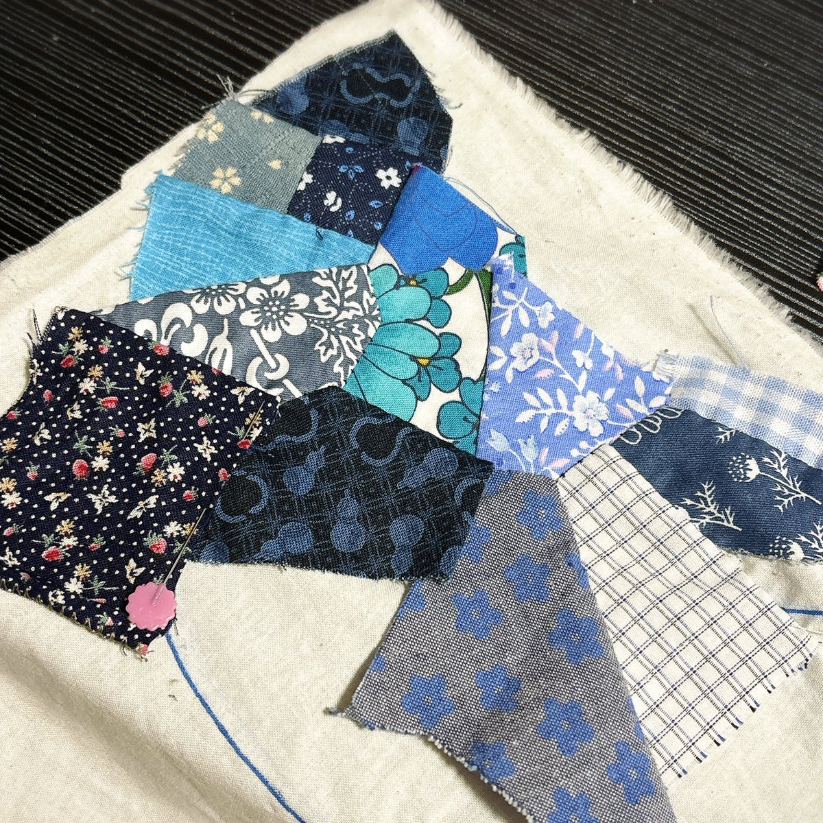 insomnia_knit's tweet photo. 縫う手順とかよく分からないけど、こんな感じで良いのかな？？
#クレイジーキルト https://t.co/izekerCkWE