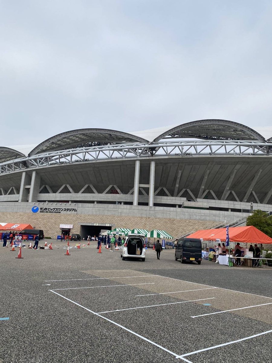 バスセンターのカレー🍛
⚽リーグ戦ホーム開催は全試合出店中🚚

新潟の行ったらこれ！
と思ってる皆さん、
スタジアムでもバスセンターのカレーが食べられますよ📣

新潟遠征の皆さんも
アルビサポさんもご賞味ください👍

#バスセンターのカレー
#ビッグスワン
#アルビレックス新潟