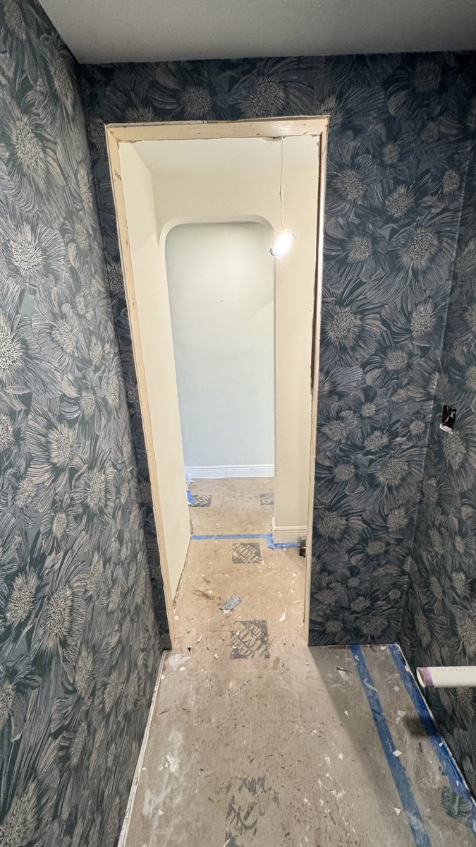 dlwalldesign's tweet photo. wallpaper installers in Miami powder bathroom https://t.co/hLHBkk2G7H https://t.co/JGurbagxS5