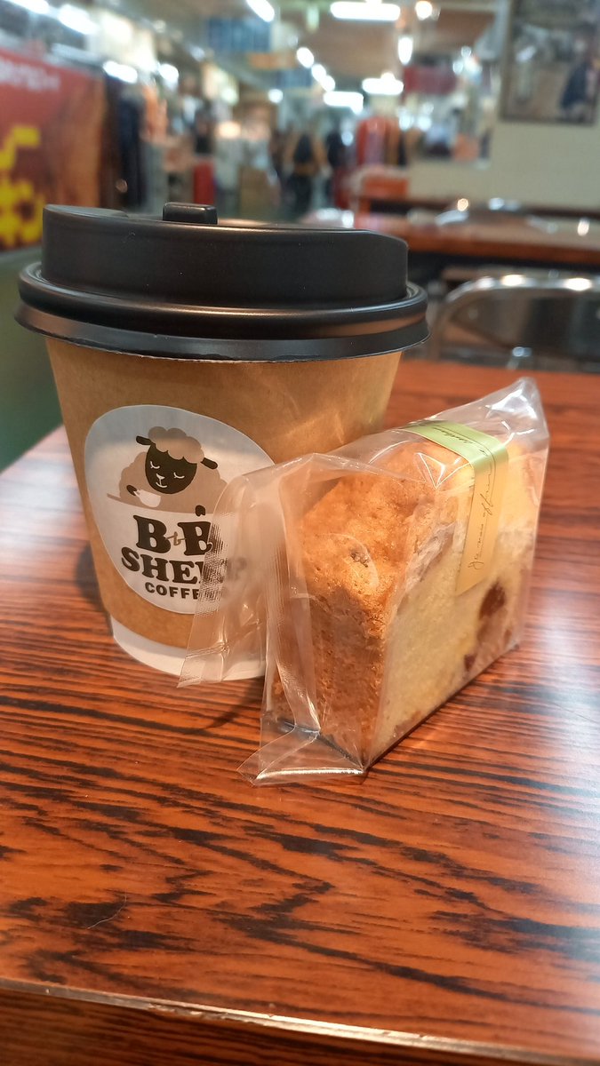 picklesroku's tweet photo. 和商市場に寄ったら摩周の【BB SHEEP COFFEE】さんが来てました。特製ピザが美味しそうだったけど最近お金使いすぎてるから買うの控えました。(>_<)本とは食べたくて食べたくて地団駄を踏みまくってます❗ https://t.co/rGJNliNT70
