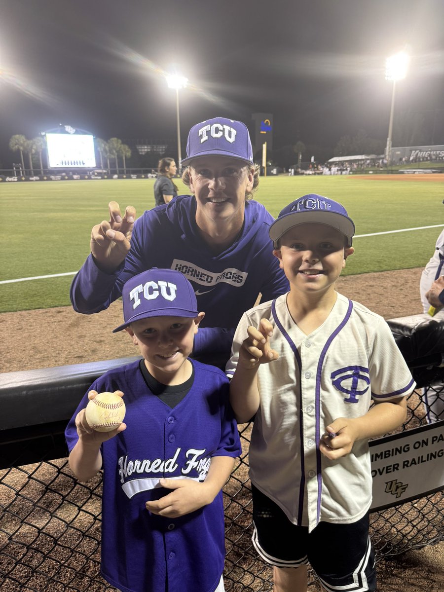 ndloewen's tweet photo. It was fun to watch @TCU_Baseball Frogs play tonight. And super cool of @caedmon_parker to spend some time after the game with the boys. #futurefrogs https://t.co/u2IhSme8Ih