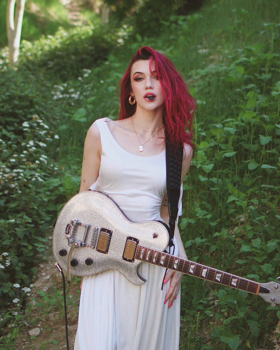 jessiepaege's tweet photo. femme lesbians are all fairies https://t.co/KseebB3Rmm