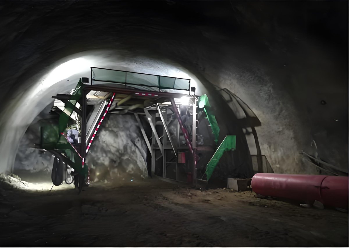 baibaili456's tweet image. As depicted, tunnel escape pipes are made with materials that can resist fire to a certain extent, providing an additional layer of safety during tunnel fires for safe evacuation. #pe #pepipe #pipeline #escapepipe #tunnelescapepipe
