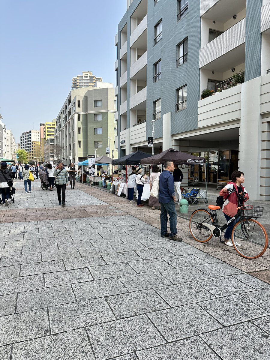 cocomary8's tweet photo. ベイタウン朝市
プロムナードでやってて賑わってる！今日はたこ焼きときゅうりの一本漬けと唐揚げを食べ歩き！もちろんビール🍺も https://t.co/QCRQOx4VA7