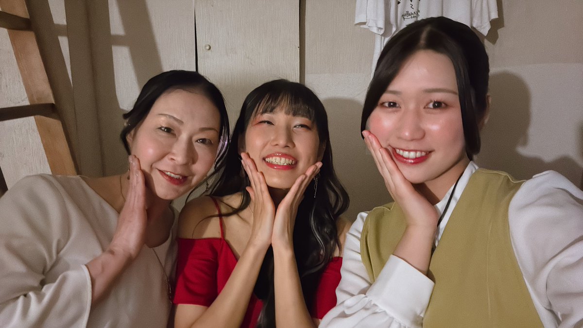 Megumiuchi25's tweet photo. #劇団龍門
#奇跡のりんご

本日4日目！！！！
気温上がってるし気分も上げてこ☀️()

🍎12:30開場 / 13:00開演
🍏17:30開場 / 18:00開演
夜の回でしたらまだ少しお席ございます！

明日の駆け込みご予約もお待ちしておりますよ❤️‍🔥❤️‍🔥
https://t.co/Kg8RtBe3T7
⬇️忍さまと春さまと撮ってもらった♡♡ https://t.co/6ZU7jo3jL5