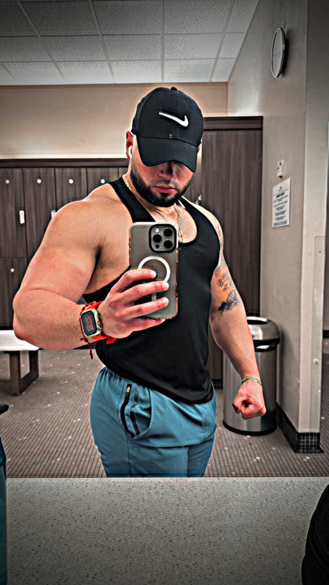 DarioS9595's tweet photo. #FitAndSexy #GymBeast
#AlphaVibe #MuscleGameStrong
#ShreddedAF #HotAndFit
#NoPainNoGain #BuiltNotBought
•#MensPhysique
•#SweatIsSexy https://t.co/PVCKXTg8hQ