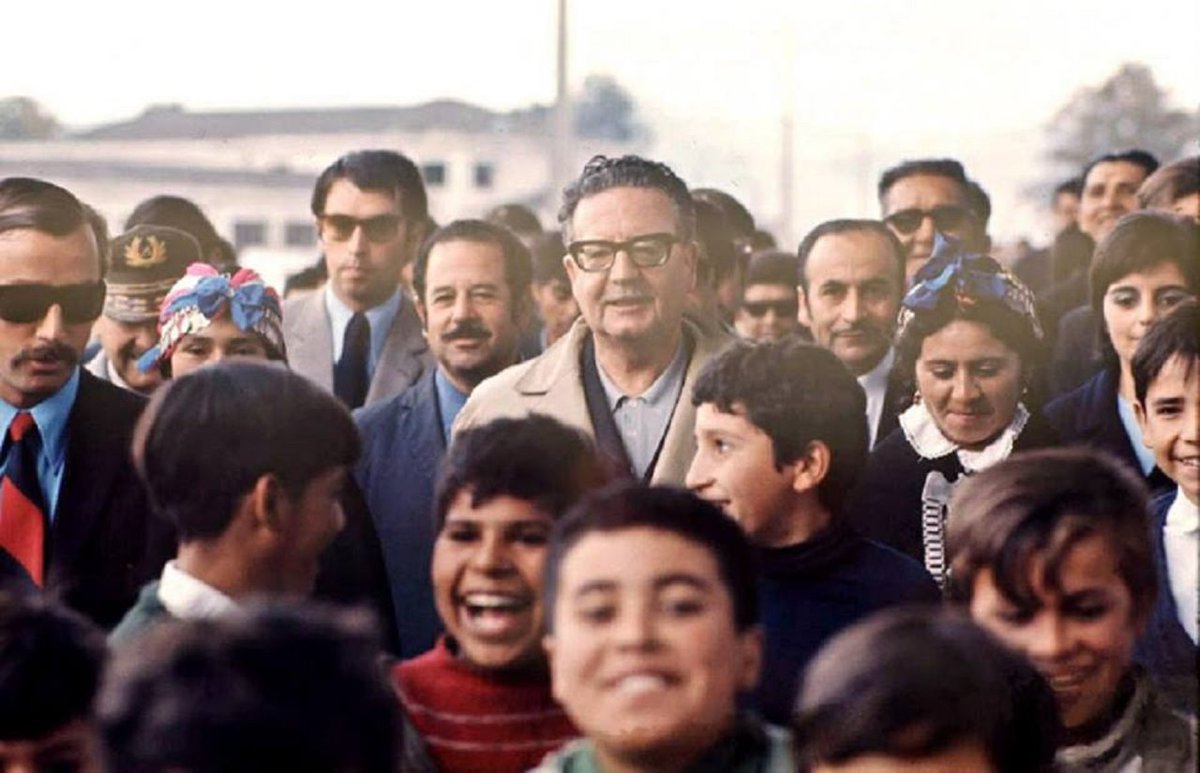 FlorenciaLagosN's tweet photo. "Si es necesario enviaré un proyecto de ley para llamar a un plebiscito"
Salvador Allende. 

Pero, la derecha prefirió negar este acto democrático y lo asesinó antes. Luego masacro a todo un pueblo especialmente jóvenes, para terminar con el proyecto de la UP.

Matthei miente. https://t.co/nRQYQ0cA4s