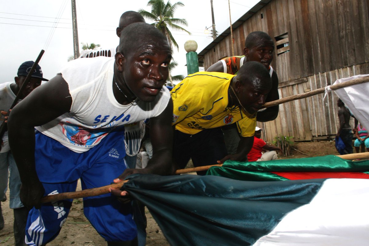 Semana Santa en Selva Alegre, Esmeraldas

📌"En Selva Alegre, la Semana Santa no es solo conmemoración. Es un acto de pertenencia, un tejido espiritual entre el cristianismo y la cosmovisión afropacífica".

👉bit.ly/3YzsFA4
🖊️/📸 <a href="/leon_edizon/">Edizon León Castro</a> 
#Fotorreportaje #Culturas