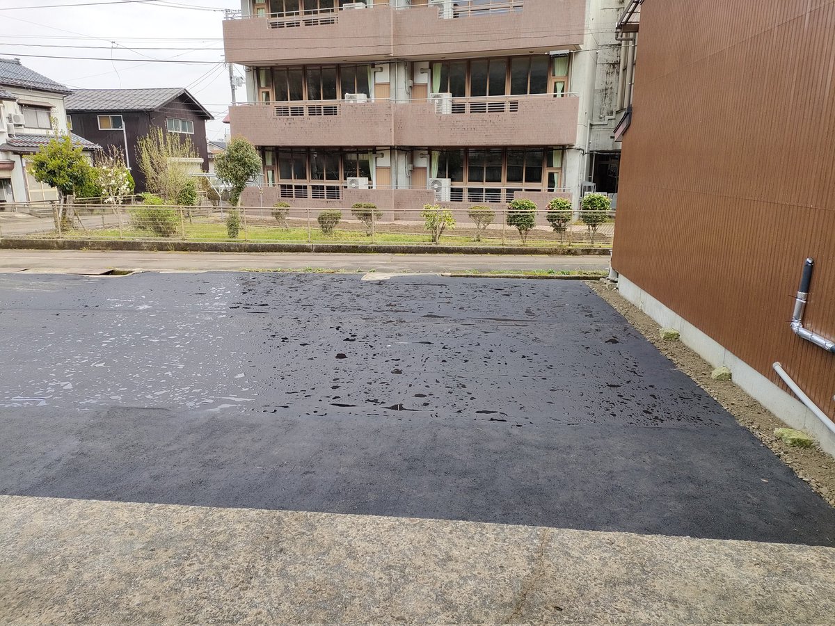 昨日で隣りの空き地が舗装されました。