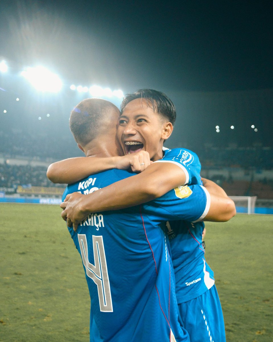 beckhamputran's tweet photo. 𝗙𝗼𝗿 𝘁𝗵𝗲 𝘁𝗲𝗮𝗺, 𝗳𝗼𝗿 𝘁𝗵𝗲 𝗳𝗮𝗺𝗶𝗹𝘆, 𝗳𝗼𝗿 𝗕𝗼𝗯𝗼𝘁𝗼𝗵, 𝗳𝗼𝗿 𝘁𝗵𝗶𝘀 𝗰𝗶𝘁𝘆. 𝗪𝗲 𝗴𝗶𝘃𝗲 𝗶𝘁 𝗲𝘃𝗲𝗿𝘆𝘁𝗵𝗶𝗻𝗴, 𝗲𝘃𝗲𝗿𝘆 𝘁𝗶𝗺𝗲.🔵

#E7AM #PERSIB 
@persib https://t.co/wXP1h0IJ1H