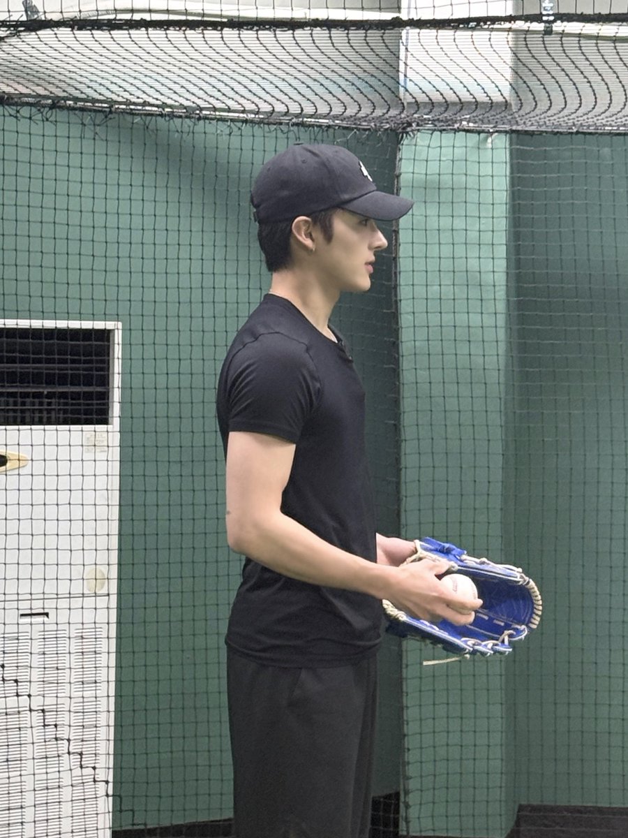 THEBOYZ_officl's tweet photo. [📸] 에릭의 마운드에서의 특별한 순간⚾ 많은 기대 부탁드려요🔥

https://t.co/0Kpfi2Fvix

#THEBOYZ #더보이즈
#ERIC #에릭 https://t.co/KN87USnrap