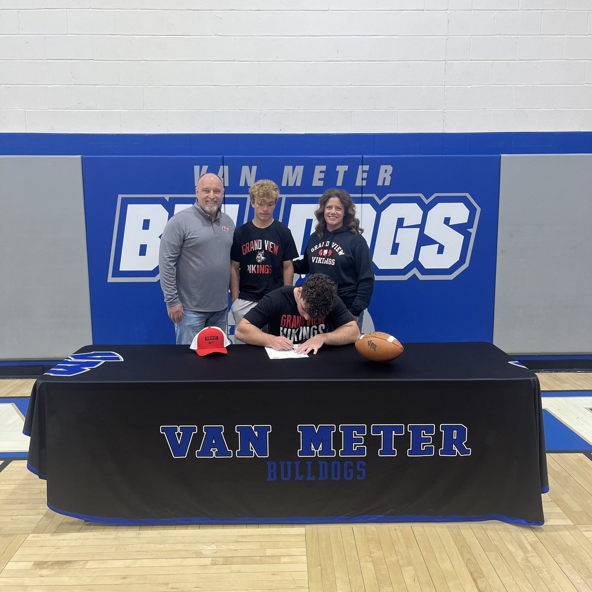Making it official. ✍️✍️#signing #govikes