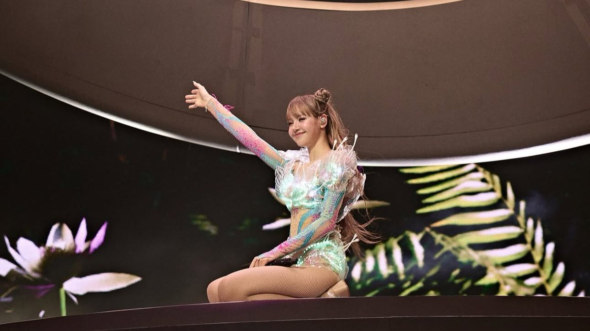 steponmelalisa's tweet photo. can i get 327 replies with tags for lisa?👇🏼👇🏼

ROCKSTAR LISA COACHELLA 
#LISACHELLA #Coachella2025 https://t.co/mIsYbwWxJb