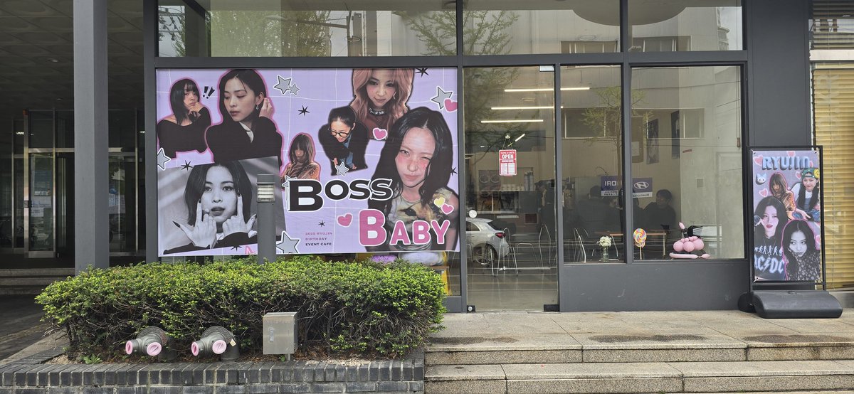 XBossXBabyX's tweet photo. 𝐁𝐨𝐬𝐬 𝐗 𝐁𝐚𝐛𝐲

마지막날 오픈했습니다 🖤🩷

• 생일 특전이 필요하시면 직원분께 말씀해주세요:)
• 류진이에게 전달할 엽서북도 진행중이니 
많은 관심부탁드립니다🖤🩷

#예쁜나이_스물다섯_신류진
#ACEnterRyujinDay
#류진이가_세상에_드랍된날
#우리에게_별처럼_쏟아진_류진이
#BossXBaby https://t.co/uzvPAwUvAx