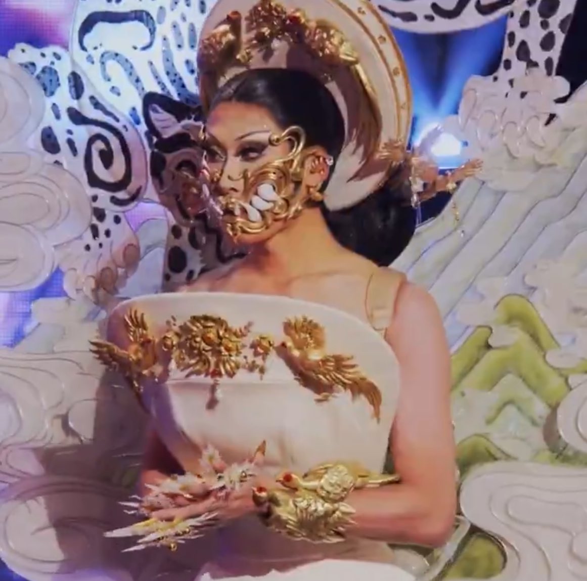 Lucarelliiiii's tweet photo. Assim chocada com Ovinia ganhou mds #DragRace https://t.co/cdEMtgVvfh