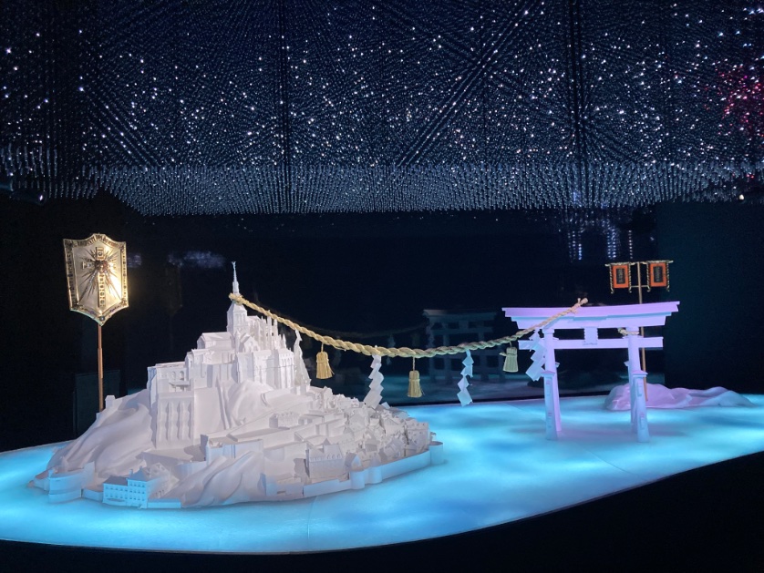 考えてみると今年も35年前も新番組としてのワタルがテレビで放送されていて大阪では万博が開催中(90は花の万博)だったのね
写真は仏館の鳥居と聖なる山が繋がるアート