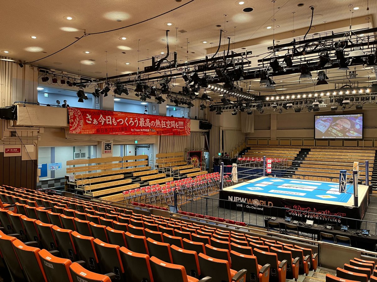 njpw1972's tweet photo. 本日後楽園ホール大会より
東西バルコニーにTeam NJPW会員の皆様から募集した応援メッセージ入りの幕を提示しております🦁！ https://t.co/Ptsg4X3qgl