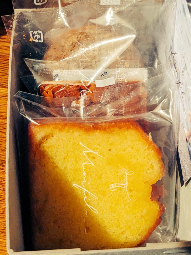 kmtjackal's tweet photo. 引き続きバースデー乞食で好きなパティスリーへ
いやいや誕生月プレゼントとしてはやりすぎでは❓
だってこれ買ったら1000円くらいするよ😳
この間めいっぱいショートケーキ食べたので今日はフレジエ
あとはフランと、美味しいけどそれと同じくらい食べづらいバナナミルフィーユw
#Minifilm https://t.co/gCDiS70y71
