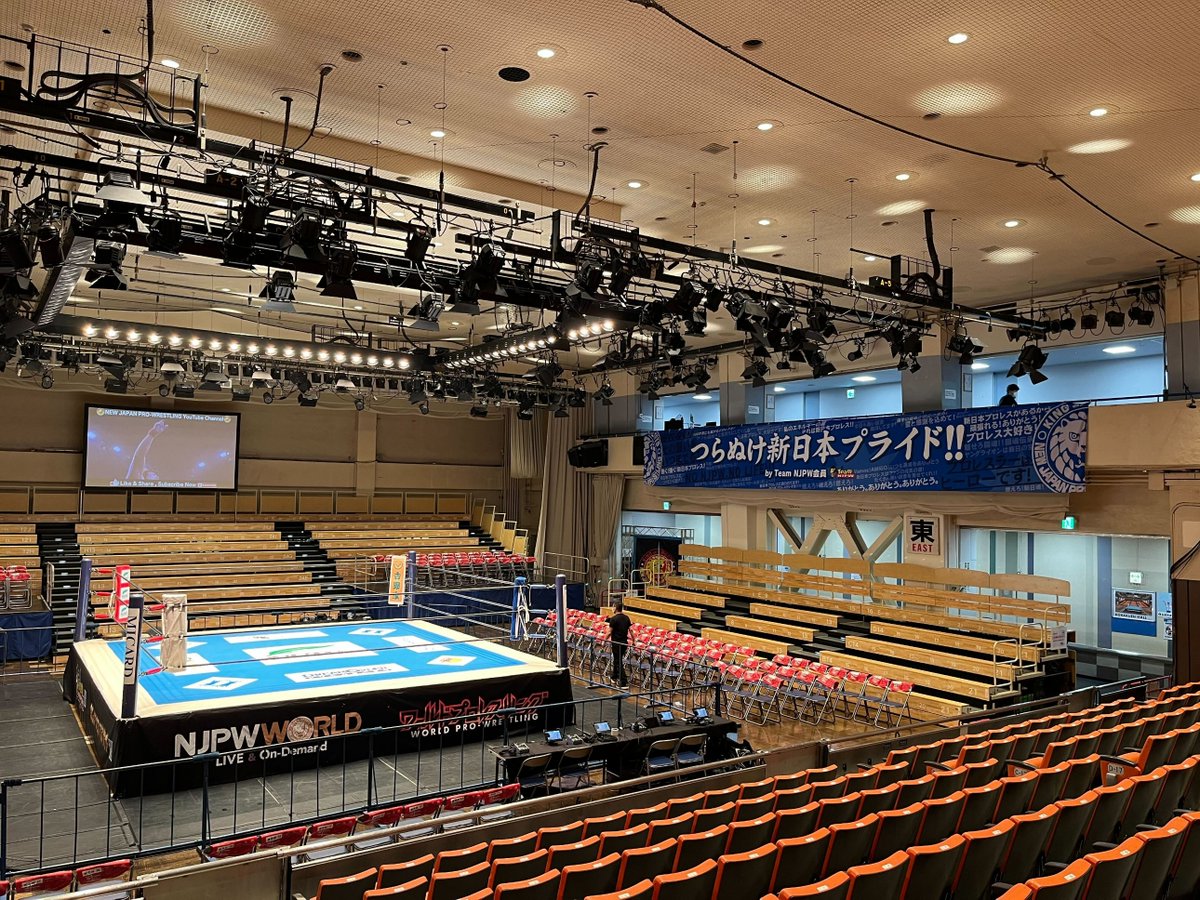 njpw1972's tweet photo. 本日後楽園ホール大会より
東西バルコニーにTeam NJPW会員の皆様から募集した応援メッセージ入りの幕を提示しております🦁！ https://t.co/Ptsg4X3qgl