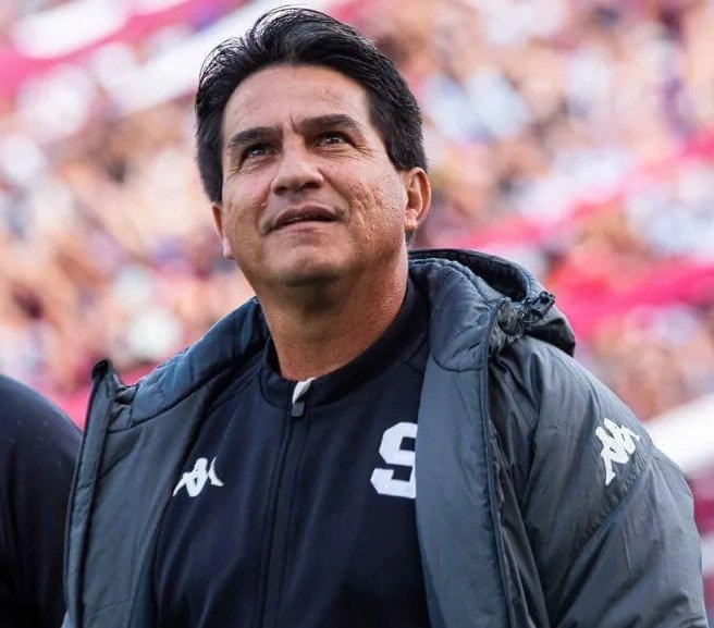 Aveces me parece increíble pensar que Vladimir ganó 4 títulos nacionales, una supercopa y una recopa
6 títulos en un total como de 2 o 3 años combinando sus dos etapas siendo DT

Tremendo terrorista que espero que nunca vuelva a entrenarnos, pero le tengo cariño 💜