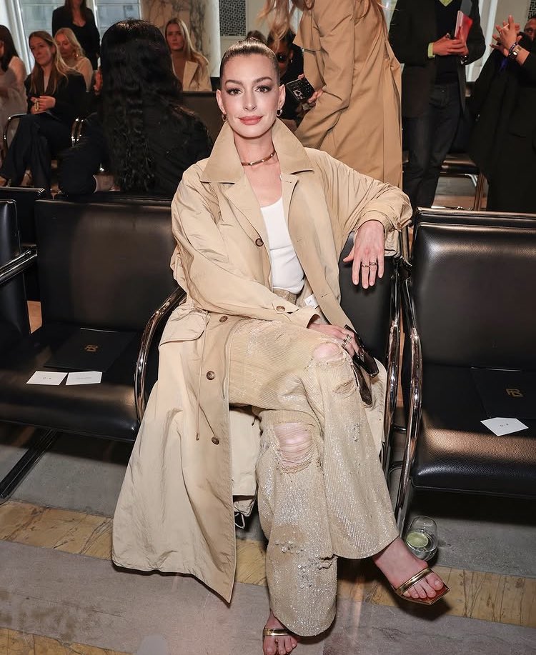 Anne Hathaway acudió al desfile otoño-invierno 2025/26 de Ralph Lauren en Nueva York.

Enfundada en una especie de gabardina oversize, la actriz posó desde su asiento luciendo increíble con sus pantalones joya en color beige.
