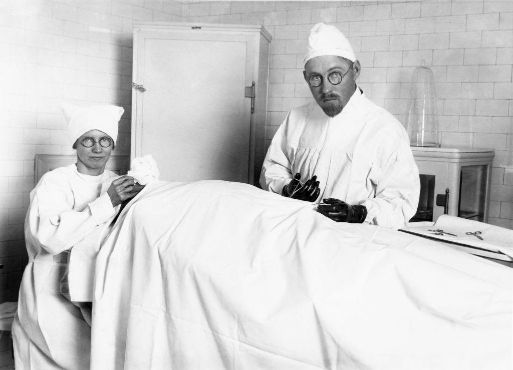 Getty ImagesPotret Minerva "Minnie" dan "Dokter" John R Brinkley selama operasi di Rumah Sakit Brinkley-Jones, Milford, Kansas, pada pertengahan tahun 1920-an.