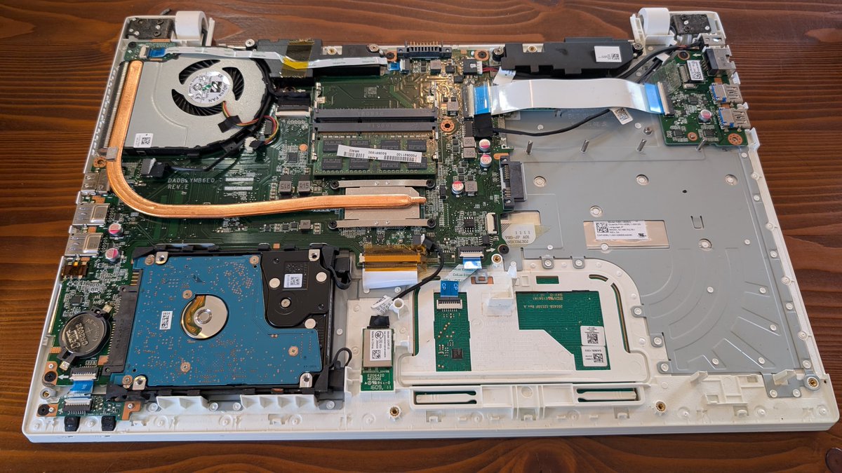 pcsfield's tweet photo. 電源が入らないPCからデータ取り出し依頼。

TOSHIBA dynabook T75/VWS2 2016年モデル。古いモデルなので、PC本体よりもHDDの方が心配でしたが、問題なくデータ救出できました。

#広島市 #サポート #データ救出 https://t.co/eQdBpGYz90