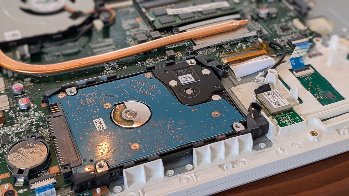 pcsfield's tweet photo. 電源が入らないPCからデータ取り出し依頼。

TOSHIBA dynabook T75/VWS2 2016年モデル。古いモデルなので、PC本体よりもHDDの方が心配でしたが、問題なくデータ救出できました。

#広島市 #サポート #データ救出 https://t.co/eQdBpGYz90