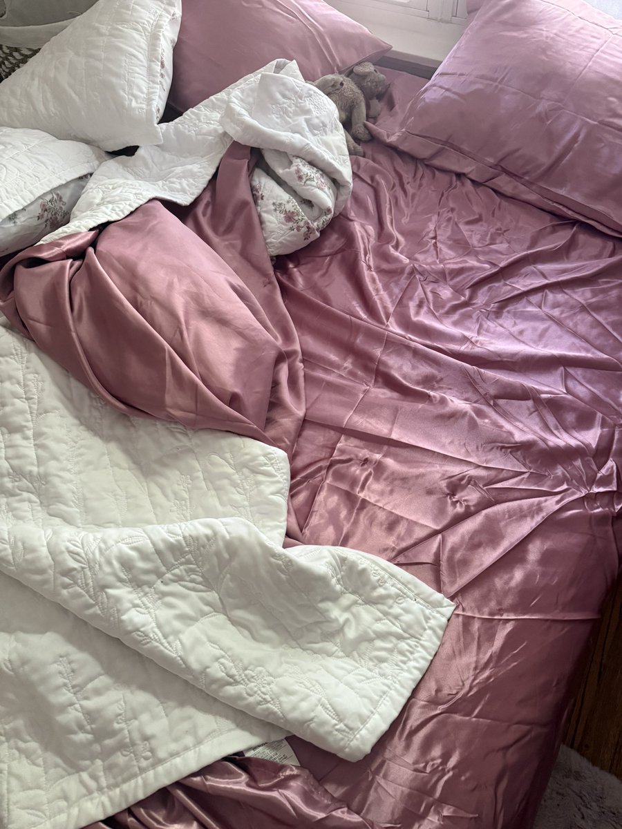 gabiimackenziee's tweet photo. my bed >> https://t.co/mVrT8VNM4A