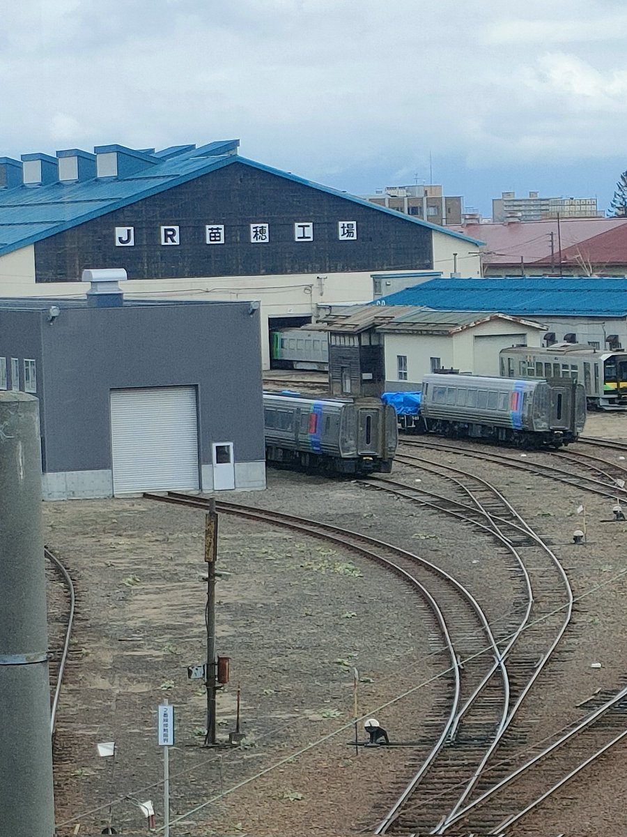 AP_3921M's tweet photo. モハ788-302だけ苗穂工場のピットに入庫
クハ789-302は屋外でとりあえず留置
なんかしらの匠の技が施されるかもしれない https://t.co/fDKNhv5pIs