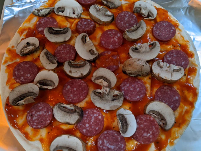 急にピザが食べたくなったのでスーパーに買い出し。自分で作るピザは格別だ 