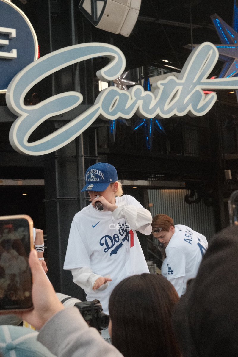 jiskatetsu's tweet photo. Treasure x LA Dodgers

Skies ~  Hyunsuk is so cool!

#TREASURE #트레저 @treasuremembers
#최현석 #CHOIHYUNSUK

📸 IG chrissstiaan https://t.co/i0JjXneerp