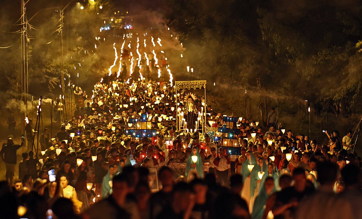 AllianaPedro's tweet photo. Tañarandy volvió a encender su alma. Cada vela, cada imagen, cada silencio… habló de vos, gran maestro Koki.
Tu arte sigue vivo y tu legado nos une. Gracias por enseñarnos a mirar con el corazón. https://t.co/Bp0yW1UP9u