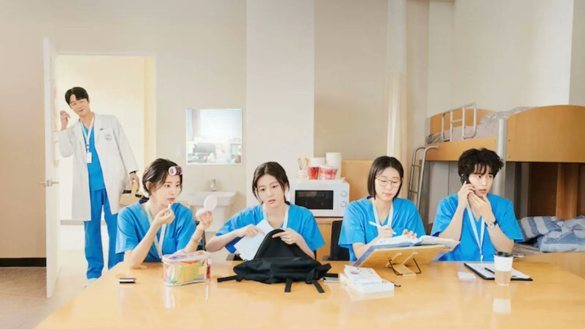 NewseriesHD's tweet photo. Resident Playbook (2025) เพลย์บุ๊คชุดกาวน์

เรื่องราวที่บอกเล่าถึงชีวิตของผู้คนในศูนย์การแพทย์ Jongno Yulje เรื่องราวเกี่ยวกับศาสตราจารย์ แพทย์ประจำบ้านสูตินรีเวช และมิตรภาพระหว่างผู้คนเหล่านี้ รวมถึงแพทย์ประจำบ้านสูตินรีเวชปีแรก Oh Yi-Young ( Ko Yoon-Jung )

#ResidentPlaybook https://t.co/gsRYLtu2NK