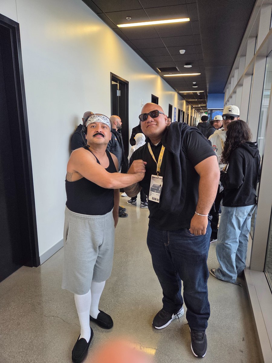 Glenili_'s tweet photo. With the veterano O.G. Creeper at the Friday Night Lights 🌙 Event~📍UCLA💙💛 #Cholofit https://t.co/soYOQv35Pf