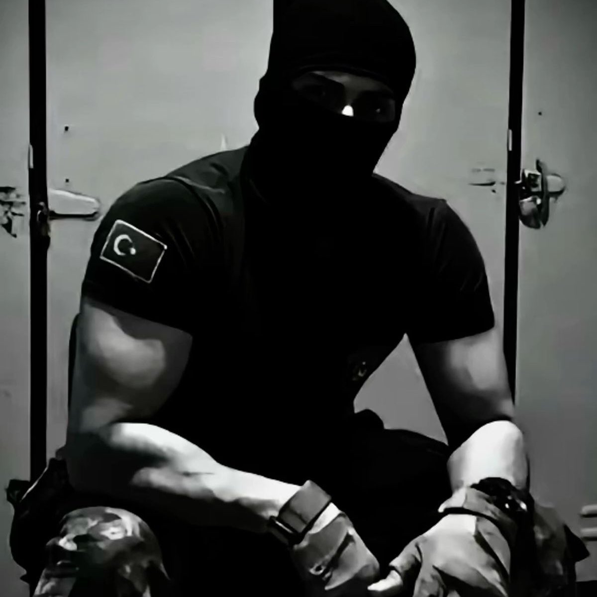 luz_kaa_'s tweet photo. Ella tiene 23.

ÉI 35.

Ella es la princesa de la mafia rusa.

Él su guardaespaldas.

«—No te veo... —Me quejé.
Sus labios fueron a mi barbilla, después a mi oreja y, en voz baja, soltó:

—No necesitarás verme para sentirme, Alexandra. Eso te lo puedo jurar». https://t.co/9MN0GCCidp