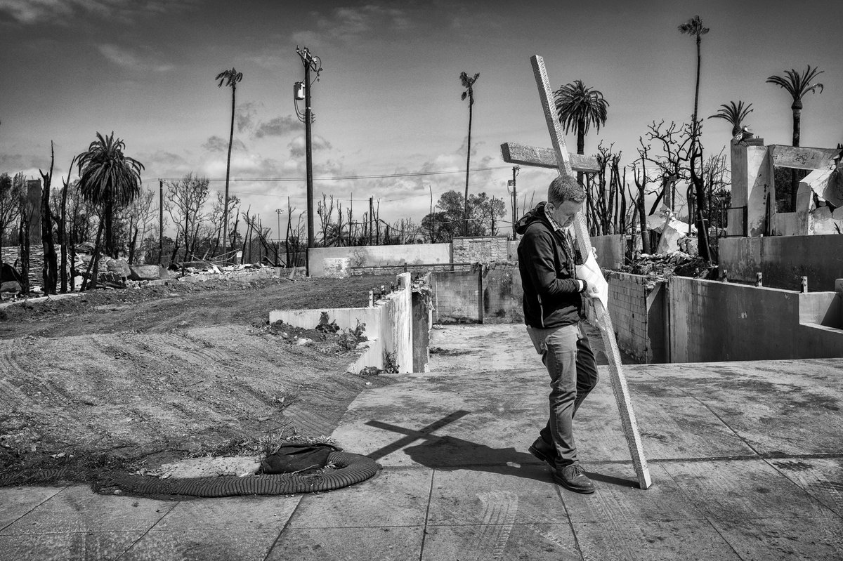 Community United Methodist Church of Pacific Palisades Pastor John Shaver leads church members during a Good Friday cross walk from the church that the Palisades Fire in Pacific Palisades destroyed. #GoodFriday #Leica #PalisadesFire