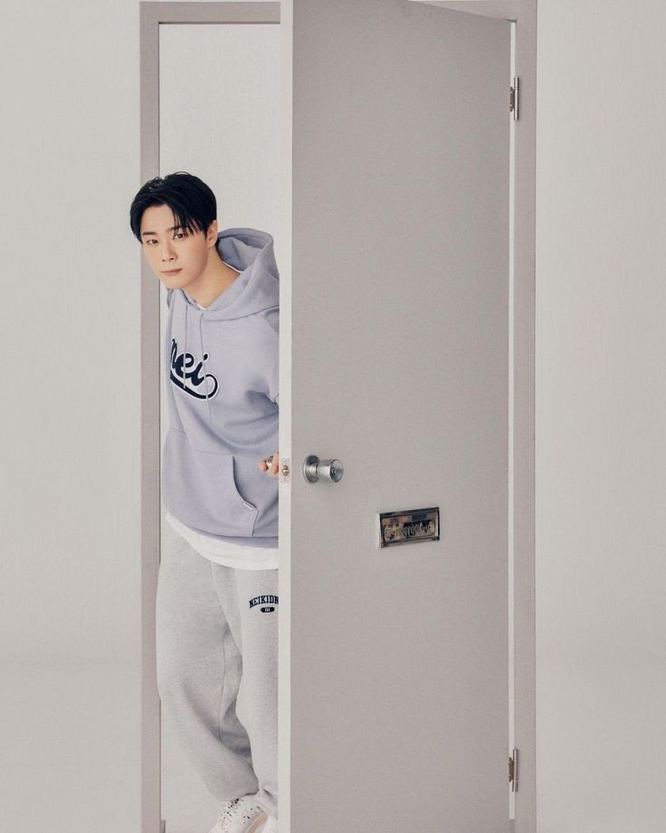 This is how I know you’re the moon—
beautiful in every phase,
from every angle,
in every season.
Even when you’re hidden,
you’re still there,
still shining for someone. 🌙
#MOONBIN #문빈