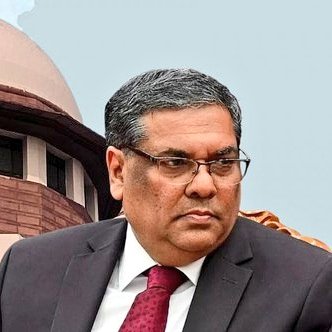MdFujailAhmed's tweet photo. He is the Hon'ble CJI, Mr۔ Sanjiv Khanna.
Salute his bravery, he supported the #Constitution instead of bowing down to the #ModGovt. CJI #SanjeevKhanna has a bigger spine & is better than a 100 CJI Chandrachud.
Long live my lord 🔥
#SupremeCourtOfIndia @BhupenKBorah @KapilSibal https://t.co/uyc7EHZAnO