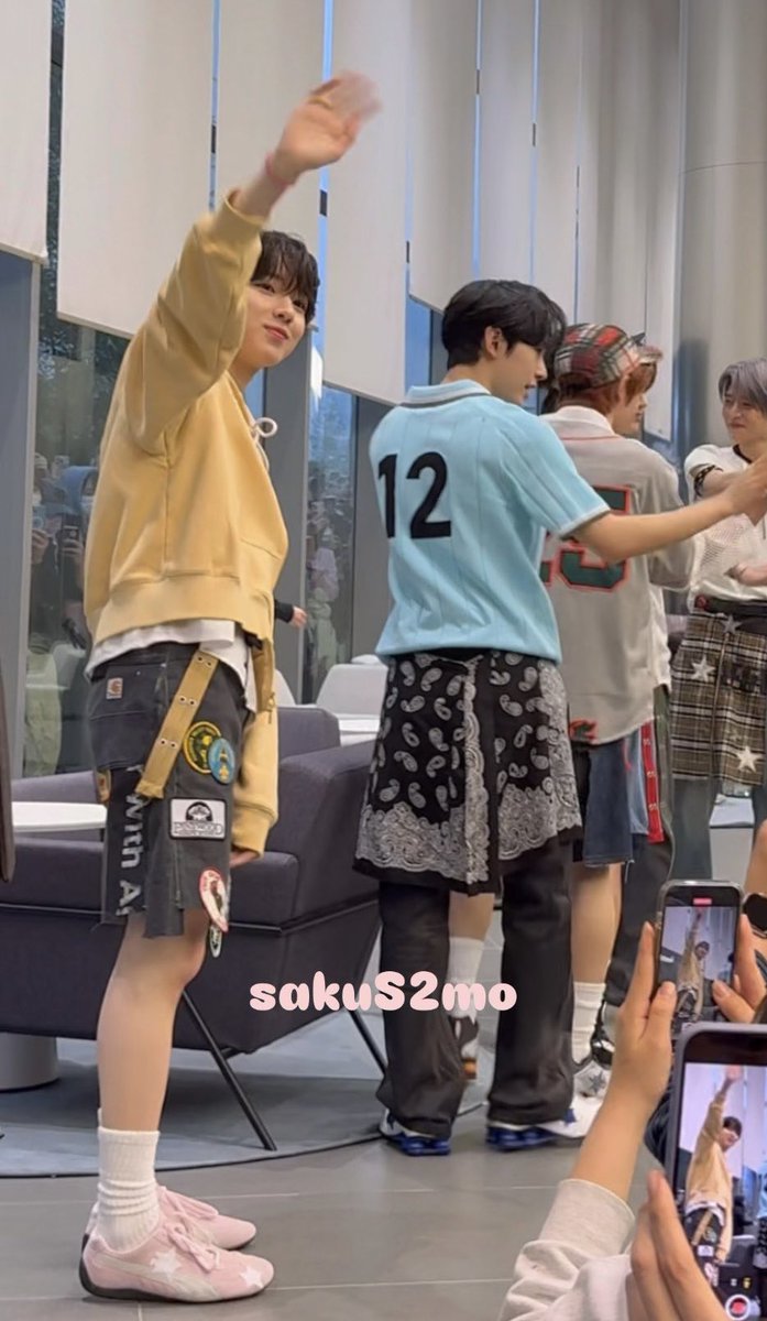 SakuyaStyle's tweet photo. 250419 Sakuya    🍞ᵔ⤙ᵔ🍞

 SOLID HOMME
Orange V-neck String Hoodie
$410

👟 PUMA
Speedcat "Pink/White" sneakers
$131

📷 sakuS2mo
#SAKUYA #사쿠야 #サクヤ #咲哉 #SAKUYASTYLE #SAKUYAFASHION #NCTWISH #엔시티위시 #NCTSTYLE
@nctwishofficial https://t.co/XbdbPBX85z