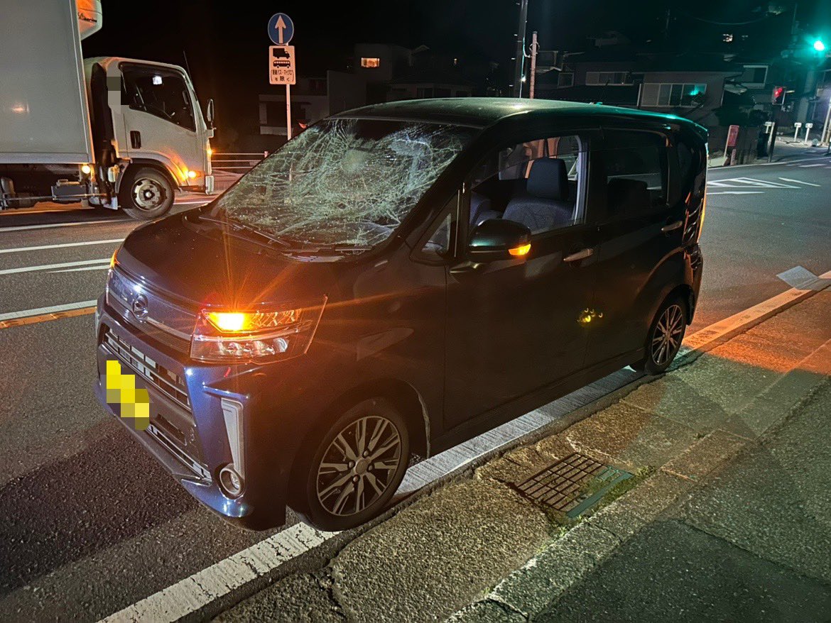 karaimonoyokose's tweet photo. 2025.4.17に鎌倉高校前駅付近にいた方情報ください！
男性に突然乗られフロントガラスを蹴られました。
被害に遭われている方は多数いらっしゃいましたが、警察は私たちの車が1番被害があるとのことです。
動画や画像を持っている方連絡ください！
#情報求 
#情報求む 
#情報拡散 
#鎌倉 
#事件 https://t.co/P1Fs7LfsZ0