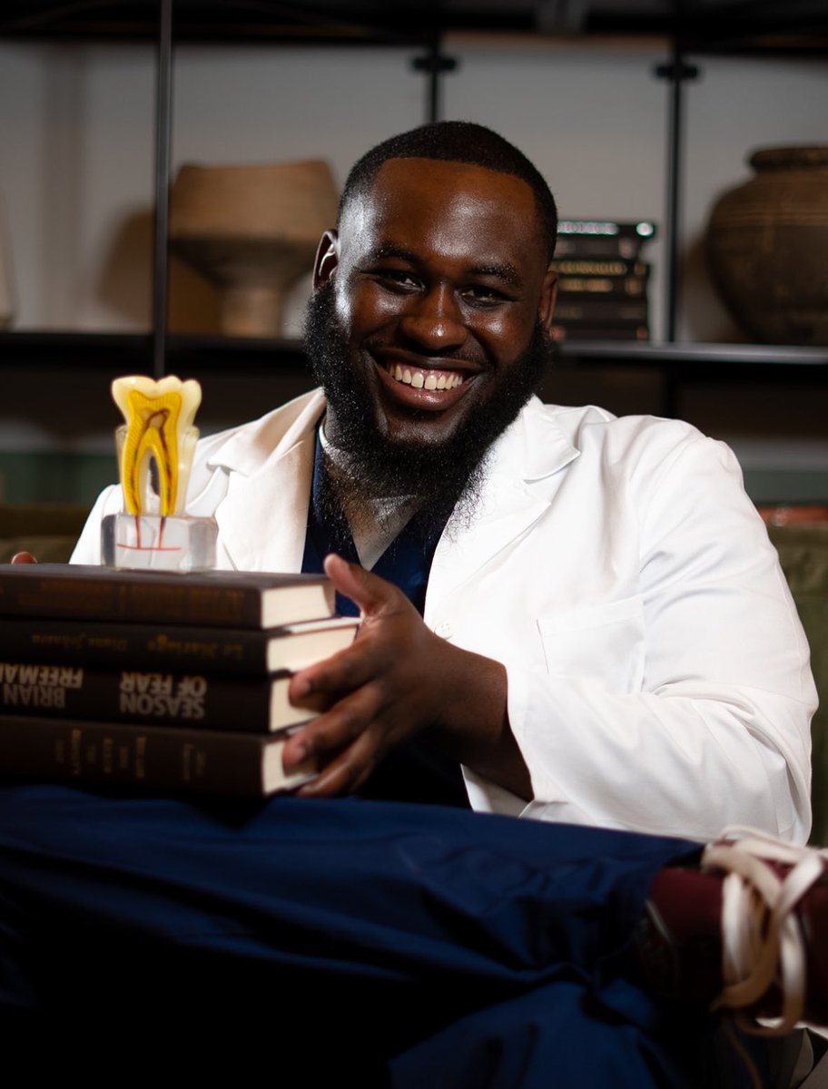 Dee39st's tweet photo. Today I graduated from dental school I wanted to give the trenches motivation because I’m from them😤 https://t.co/yw54pJwtSW