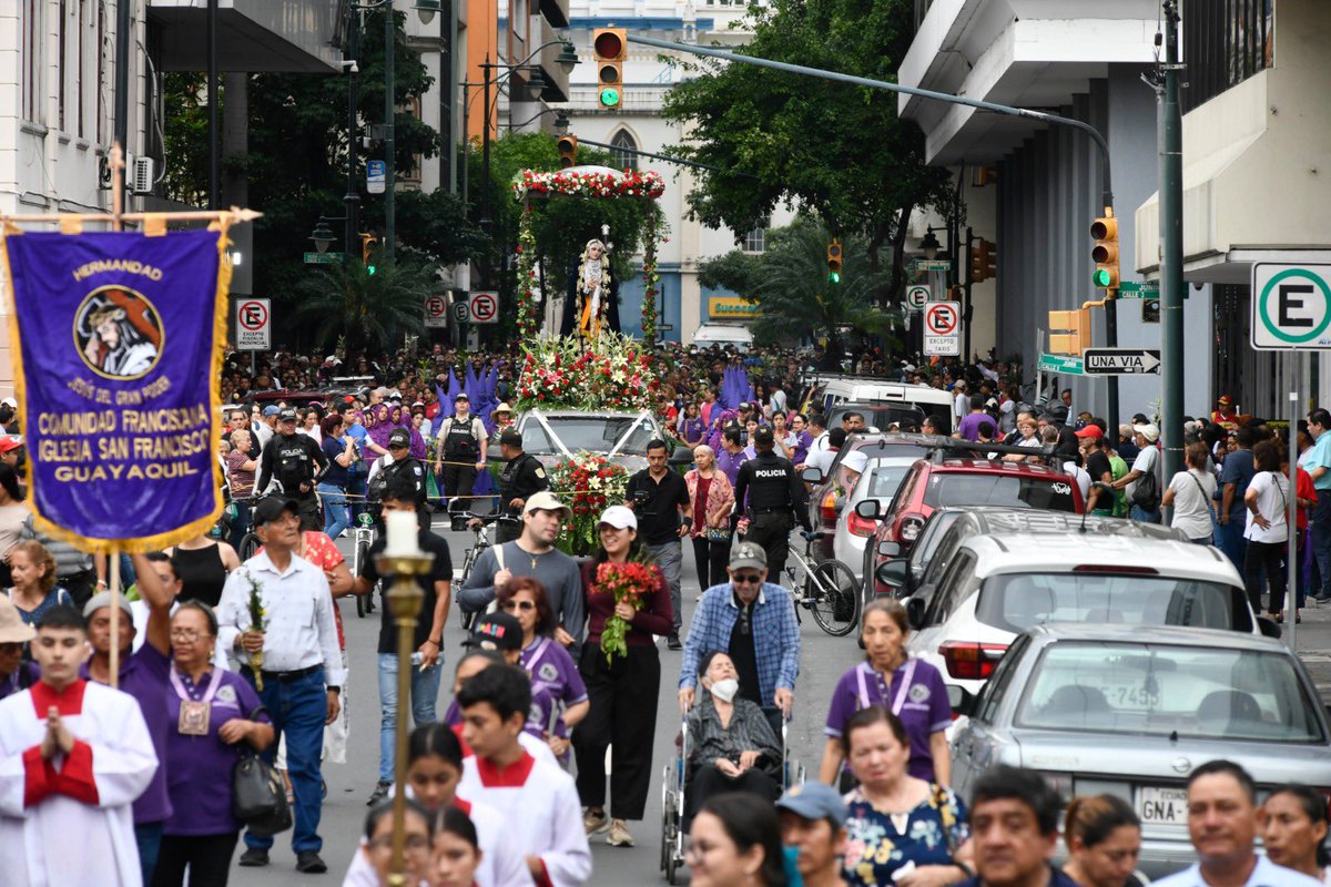 alcaldiagye's tweet photo. 🧵Tweet #1 
Guayaquil vivió con fervor la procesión de Jesús del Gran Poder. Más de 1.000 personas recorrieron las calles del centro con fe, flores y esperanza, en una de las manifestaciones religiosas más sentidas de la ciudad.
 #Guayaquil #ConstruyendoLaCiudadDeTodos 
#GyeEstáActivo
 @aquilesalvarez