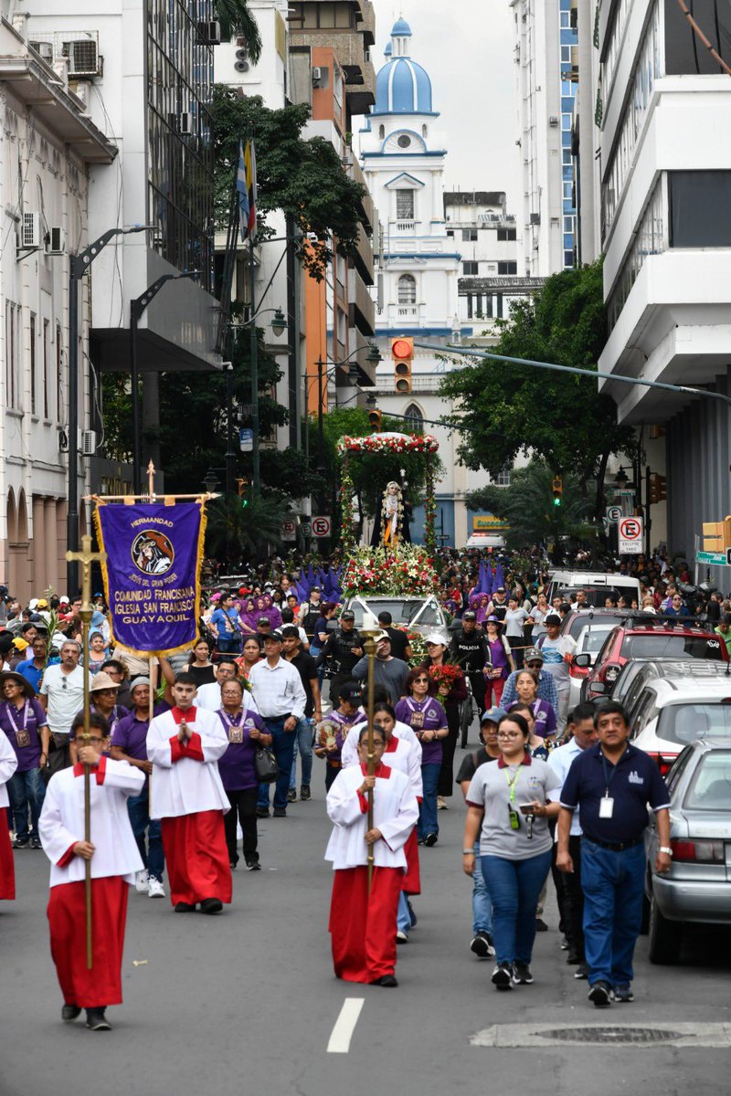 alcaldiagye's tweet photo. 🧵Tweet #1 
Guayaquil vivió con fervor la procesión de Jesús del Gran Poder. Más de 1.000 personas recorrieron las calles del centro con fe, flores y esperanza, en una de las manifestaciones religiosas más sentidas de la ciudad.
 #Guayaquil #ConstruyendoLaCiudadDeTodos 
#GyeEstáActivo
 @aquilesalvarez