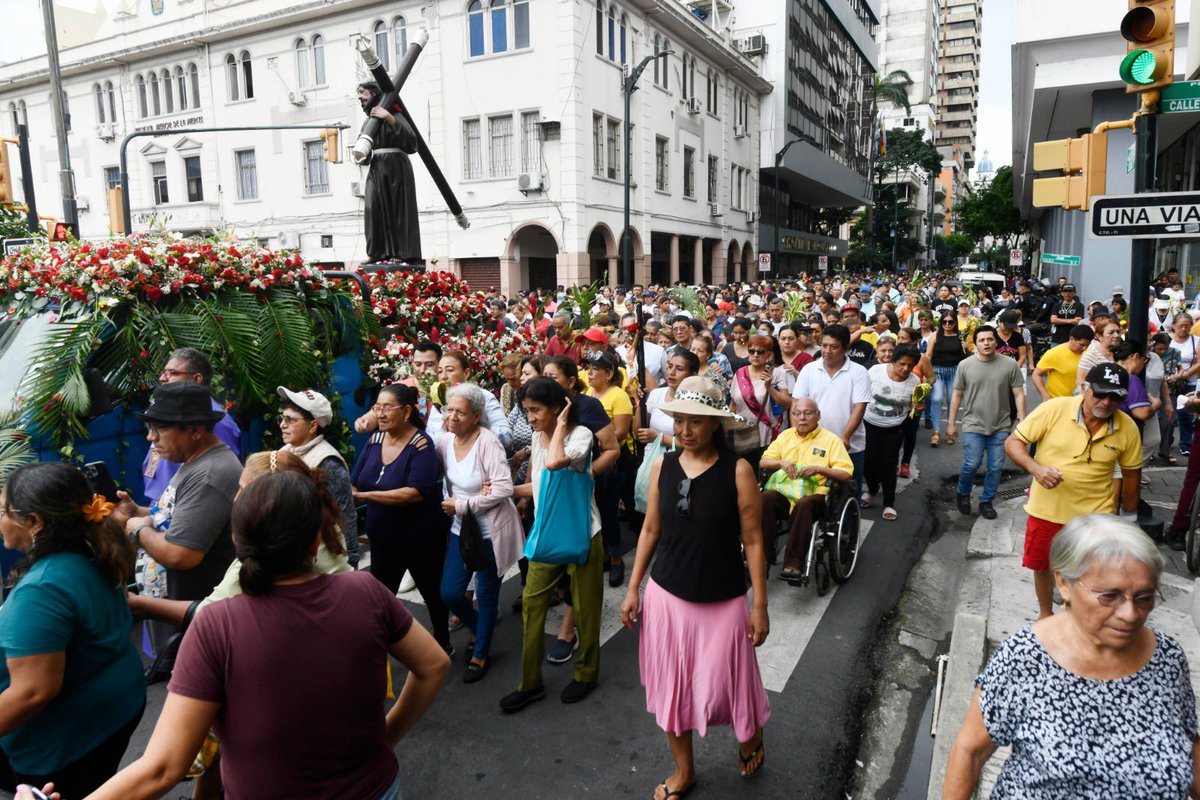 alcaldiagye's tweet photo. 🧵Tweet #1 
Guayaquil vivió con fervor la procesión de Jesús del Gran Poder. Más de 1.000 personas recorrieron las calles del centro con fe, flores y esperanza, en una de las manifestaciones religiosas más sentidas de la ciudad.
 #Guayaquil #ConstruyendoLaCiudadDeTodos 
#GyeEstáActivo
 @aquilesalvarez