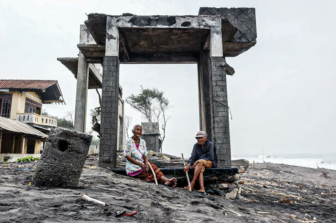 merapi_uncover's tweet photo. A number of local people sit among the remaining buildings affected by abrasion at Kawaru Beach, Bantul, Yogyakarta. Friday (18/4/2025). High waves caused by the East Musan wind have caused the south coast to experience abrasion, eroding the shoreline and a number of buildings and threatening residential areas in the coastal area.

The Regional Disaster Management Agency of Bantul Regency, Special Region of Yogyakarta, stated that the abrasion or erosion of the southern coastline of this area is quite high due to the tidal waves that occur every year.

There are remnants of buildings abandoned by their owners and there are also dangerous warning boards about tidal waves located around the beach. People who do activities around the coast, such as fishermen, traders, and local residents with fishing and playing activities. However, there is also a large amount of rubbish carried by the ocean currents which is a serious problem known as ‘marine debris’. This debris consists of various types of solid materials that collect and are carried by ocean currents, negatively impacting the coastal environment.

©Muhammad Rizky Febriansyah
(jurnalfbrn)